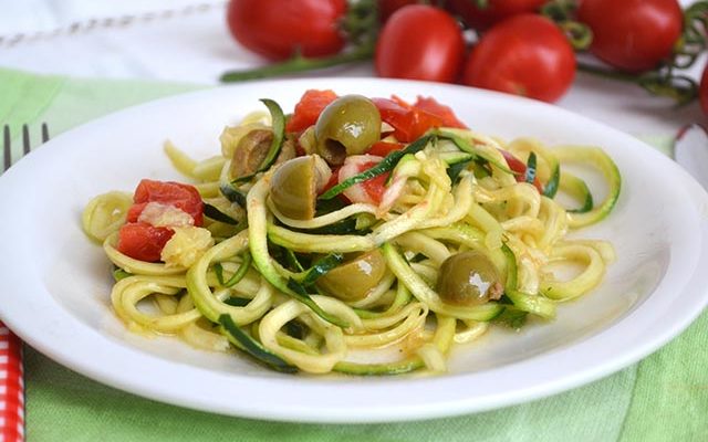 Spaghetti di zucchine con olive e pomodorini, i famosi ZOODLES.