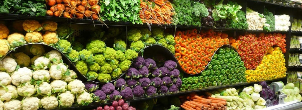 Perché nei supermercati frutta e verdura sono posti sempre all’ingresso? Abbiamo scoperto il perché