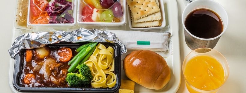 Mangiare in aereo, la verità sul cibo servito a bordo: quando mangiare e quando evitare