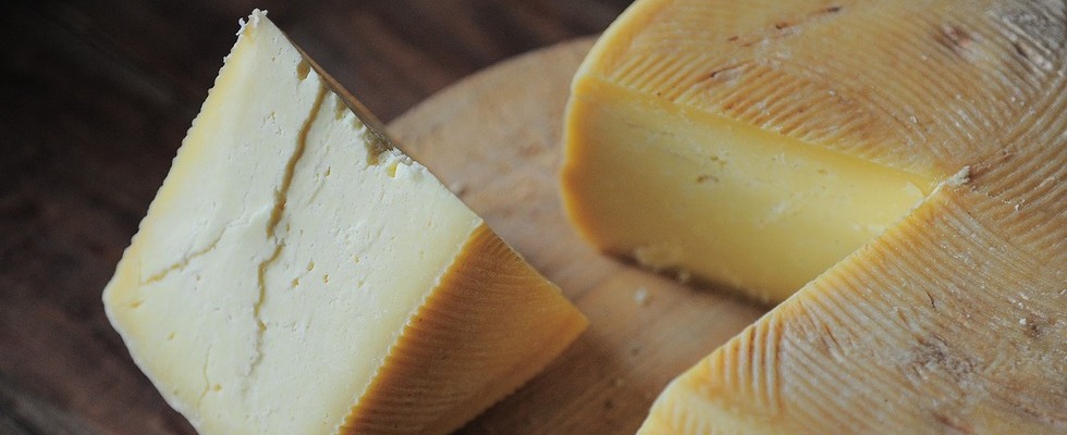 Crosta non edibile di formaggio: ecco perché non si può mangiare