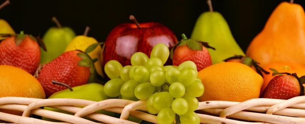 Mangiare frutta la sera, fa bene o fa male? Scopriamolo insieme