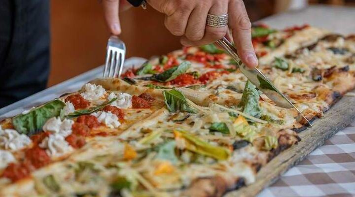 Pizza a metro di Vico Equense: la storia della Pizzeria L’Università della Pizza