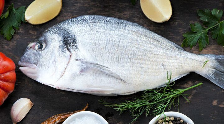 Pesce bianco: benefici, proprietà e differenze con il pesce azzurro