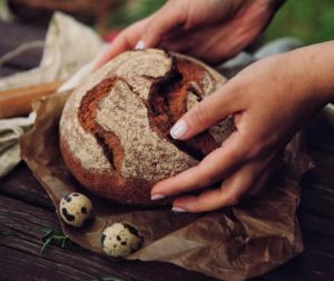 Carta oleata in cucina: cos’è, come si usa e dove si butta davvero
