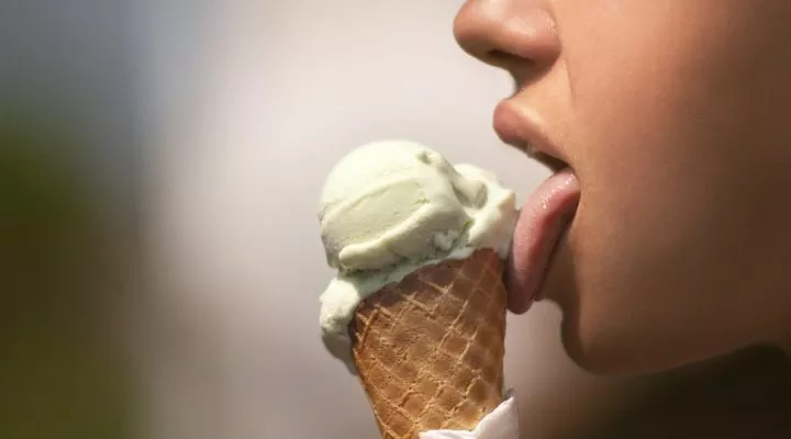 Perché mangiare il gelato ci fa venire mal di testa e come evitarlo