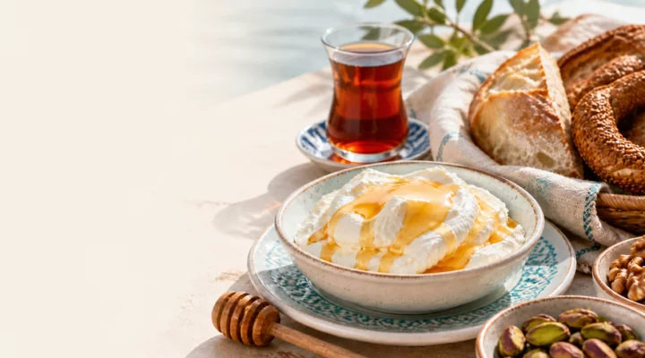 Kaymak: cos’è la crema turca servita con miele a colazione