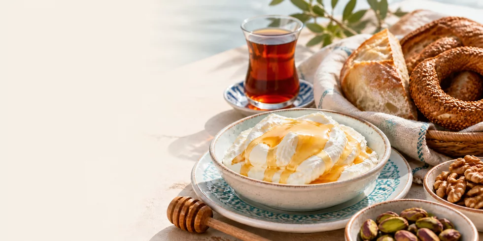 Kaymak: cos’è la crema turca servita con miele a colazione